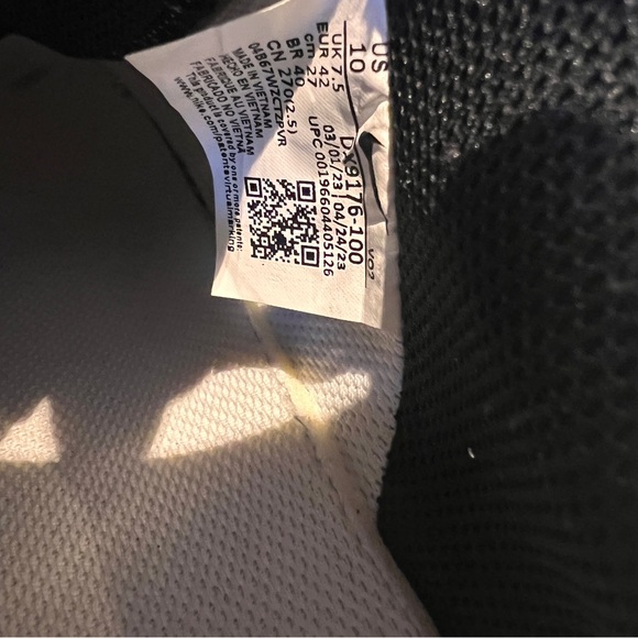 Nike White and Black Women’s Sneakers - Picture 5 of 5